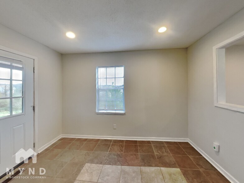 Building Photo - 611 Darlene Dr