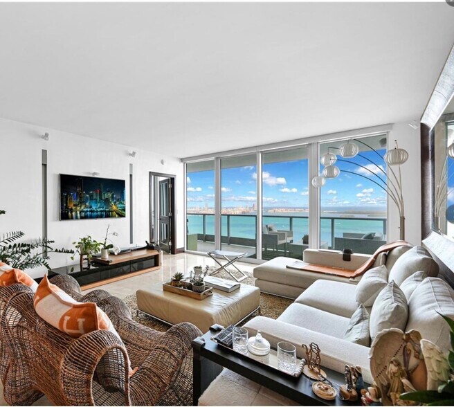Building Photo - 1408 Brickell Bay Dr
