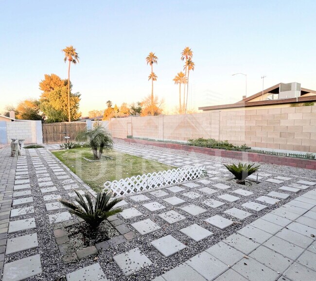 Building Photo - 3033 S Longmore
