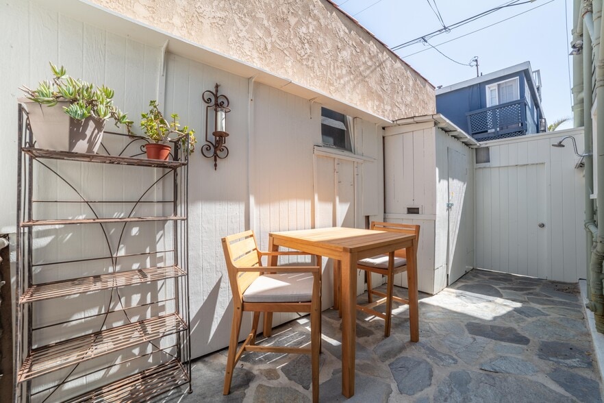 Building Photo - 2920 Manhattan Ave