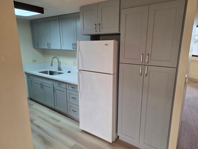 Building Photo - Charming 2 bed, 2 bath, with 1 secured covered parking stall and In-Unit Washer/Dryer. Available Now