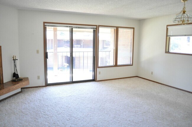 Building Photo - 1 Bed 2 Bath View Point Community TOP Floor Condo