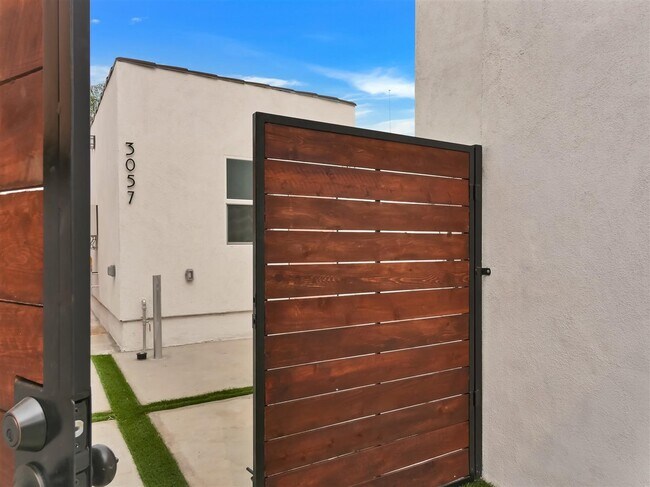 Building Photo - 3057 Vineyard Ave