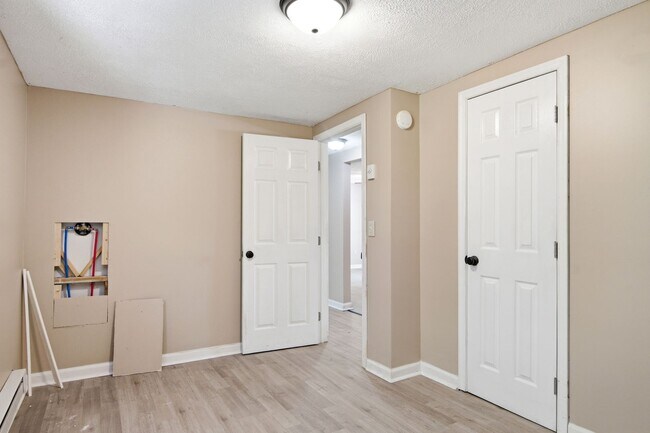 Building Photo - 2 Bed / 1 Bath. Pet Friendly. Off street parking.