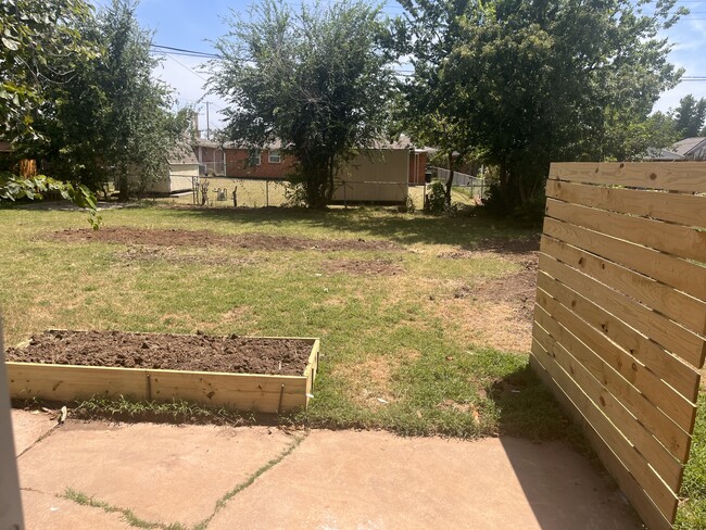 Back yard with privacy screen and planter - 132 Elwood Dr