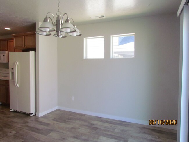 Building Photo - 3 Bed 2 Bath 1622 sqft RV Parking rent fre...