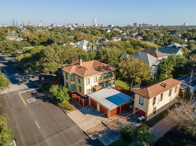 Building Photo - 2927 Bernardo De Galvez Ave