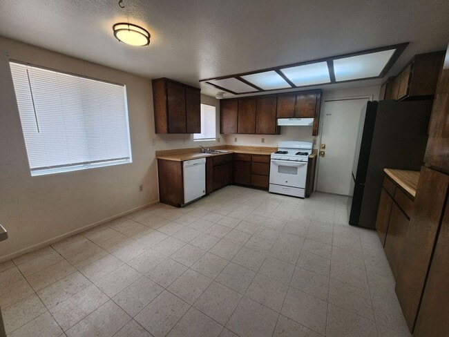 Building Photo - Corner Lot 2 Bedroom w/ 2 Car Garage