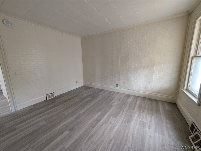 Building Photo - 616 7th St