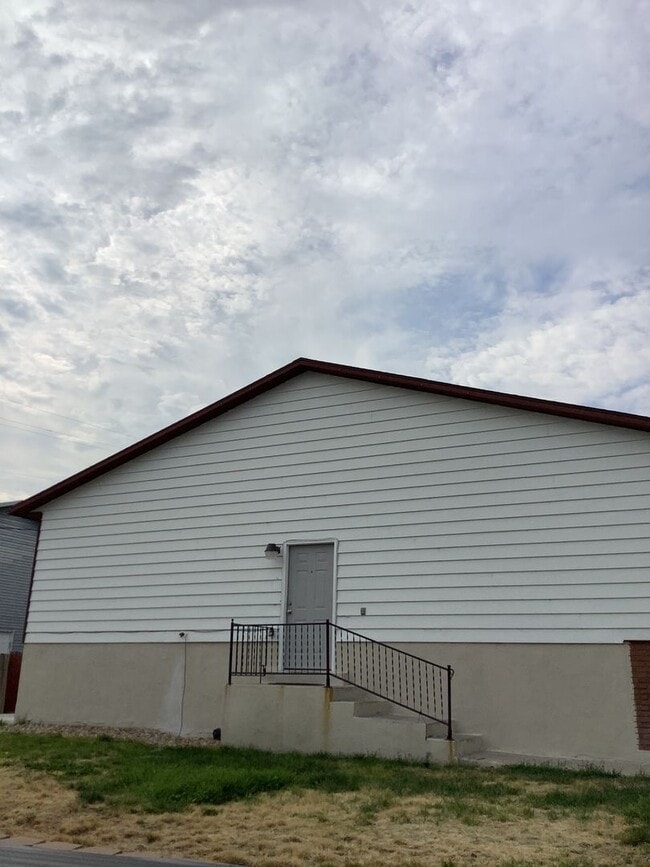 Building Photo - Spacious and bright 3-bedroom, 2-bathroom ...