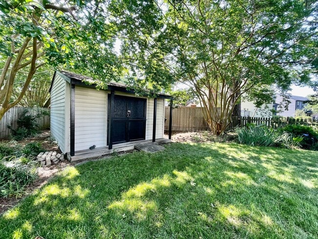 Building Photo - Available NOW! A 4-6 Bedroom Home! Attache...