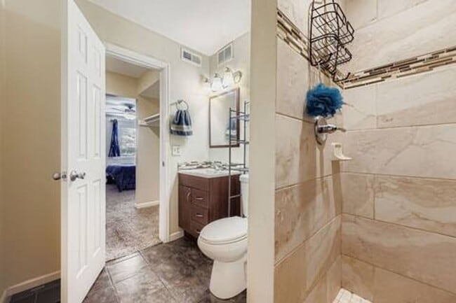 Building Photo - Intern Housing Available-Furnished Flexible lease terms Large 3 bedroom, 2 bathroom peaceful condo