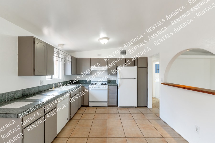 Building Photo - 801 E Holaway Dr