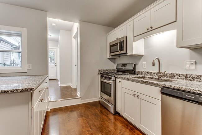 Building Photo - Beautiful Newly Renovated 3 Bedroom 2 Bathroom (Bloomfield)