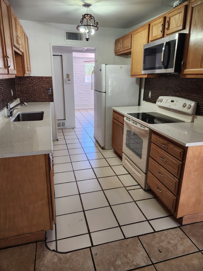 Building Photo - 6995 E Lurlene Dr
