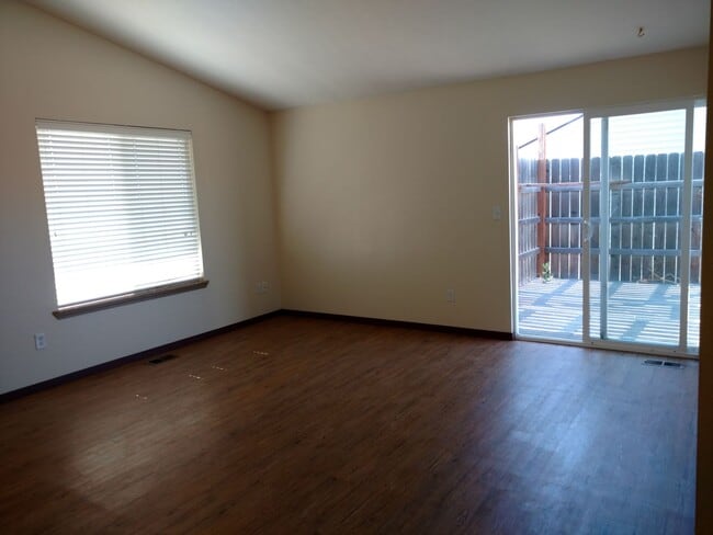 Building Photo - 3 Bedroom 2 Bath with 2 car garage