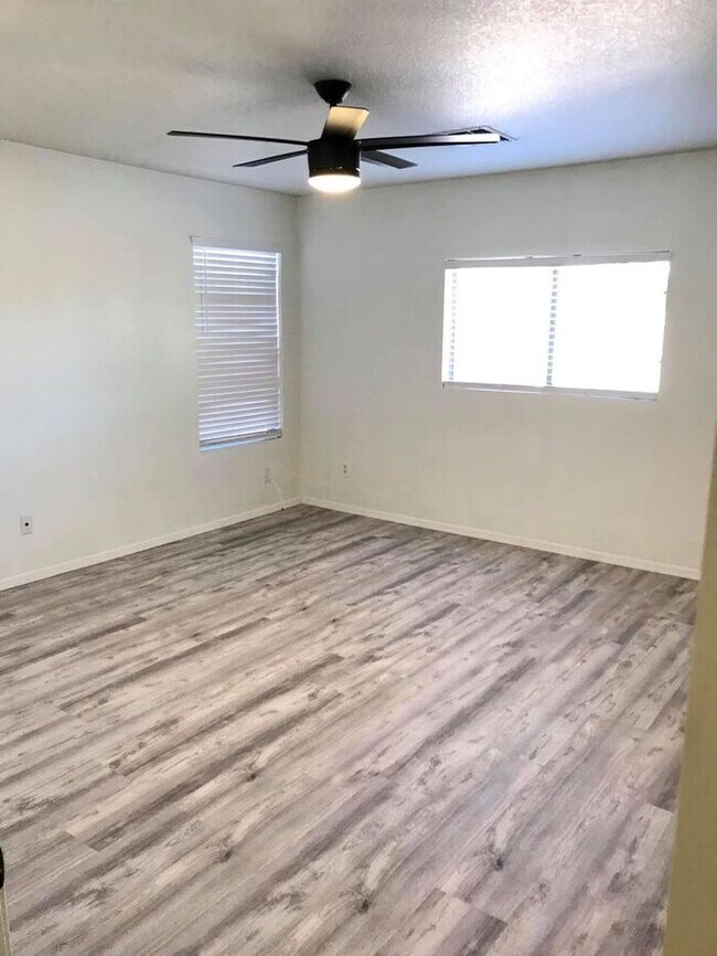 Building Photo - Spacious 3-bedroom plus den in North Phoenix