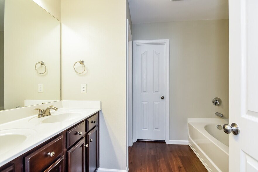 Building Photo - 12923 Settlers Trail Ct