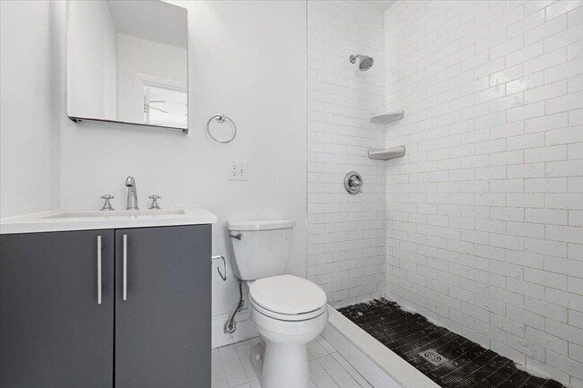 Building Photo - 76 Bowers St