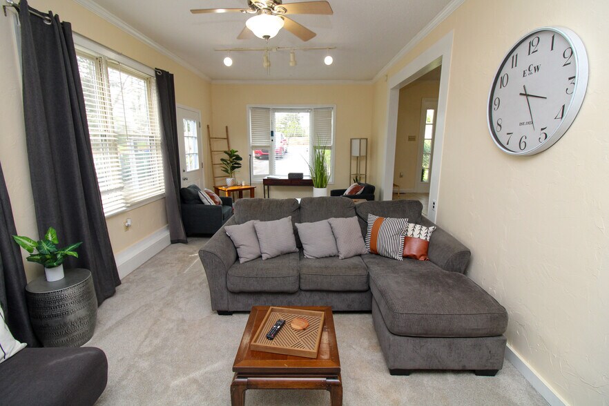 Building Photo - 39 Southwicke Dr