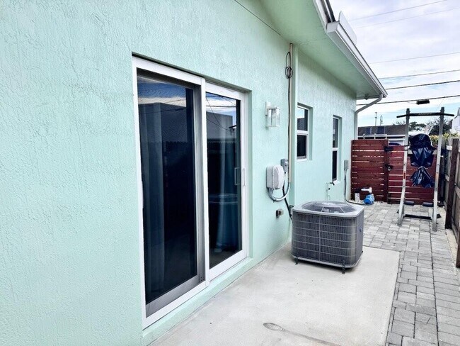 Building Photo - 1226 N H St