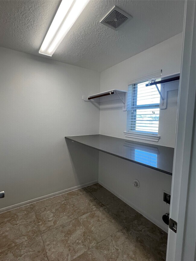 Building Photo - 99 Fordland Estate Dr