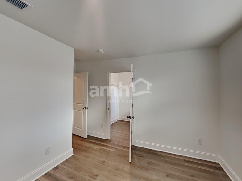 Building Photo - 115 Broadmoor Dr