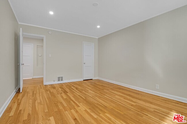Building Photo - 405-404 Shirley Pl
