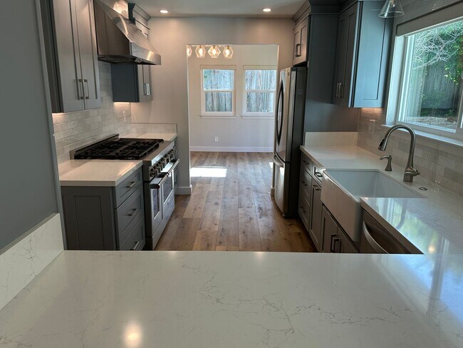 Building Photo - Updated 3 bedroom 2.5 bath with yard