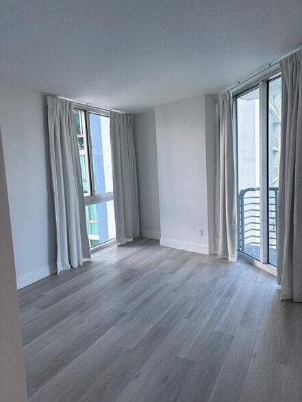 Building Photo - 950 Brickell Bay Dr