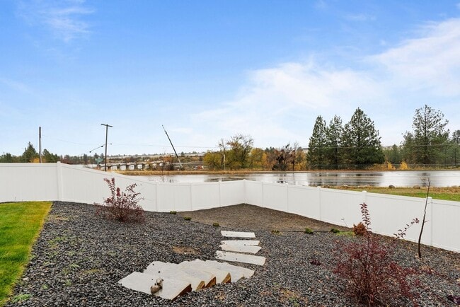 Building Photo - Newer Construction Home in Upriver Drive Neighborhood