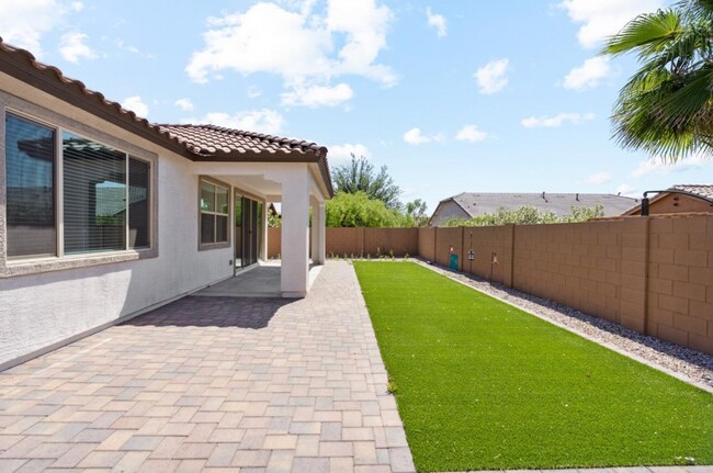 Building Photo - 565 E White Wing Dr