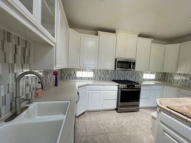 Building Photo - Contemporary Beautiful Spacious 4 bed 3 bath home