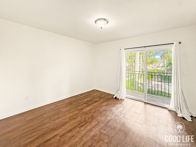 Building Photo - Updated 2BR/1.5BA Condo in Spring Valley Available Now!