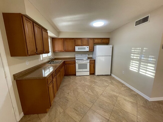 Building Photo - ANNUAL RENTAL - POINCIANA - 1 BED/1 BATH