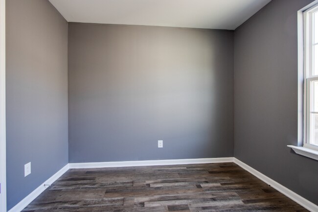 Building Photo - 138 Main St N