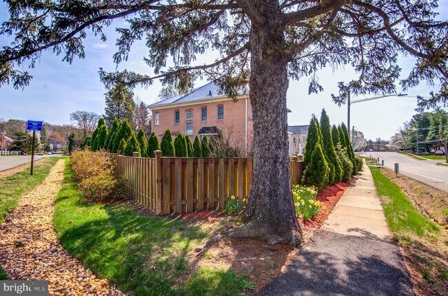 Building Photo - 4303 Evergreen Ln