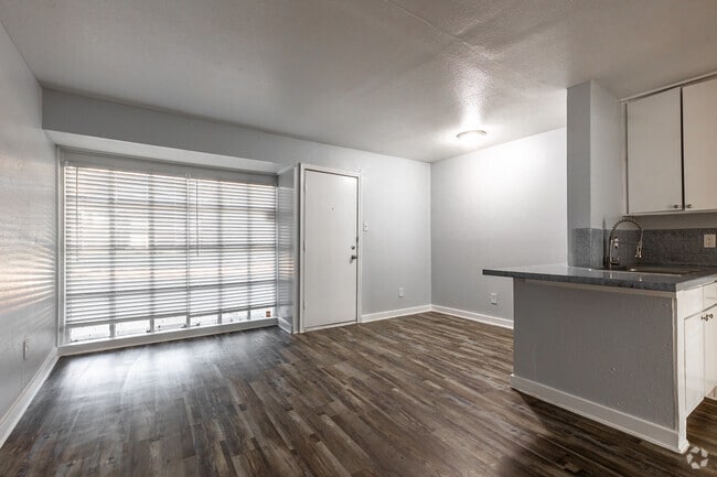 1BR, 1BA - 560SF - Puerta Azul