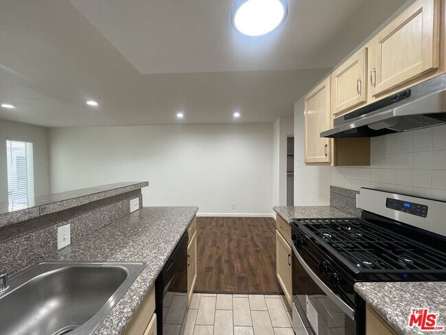 Building Photo - 1531 N Detroit St