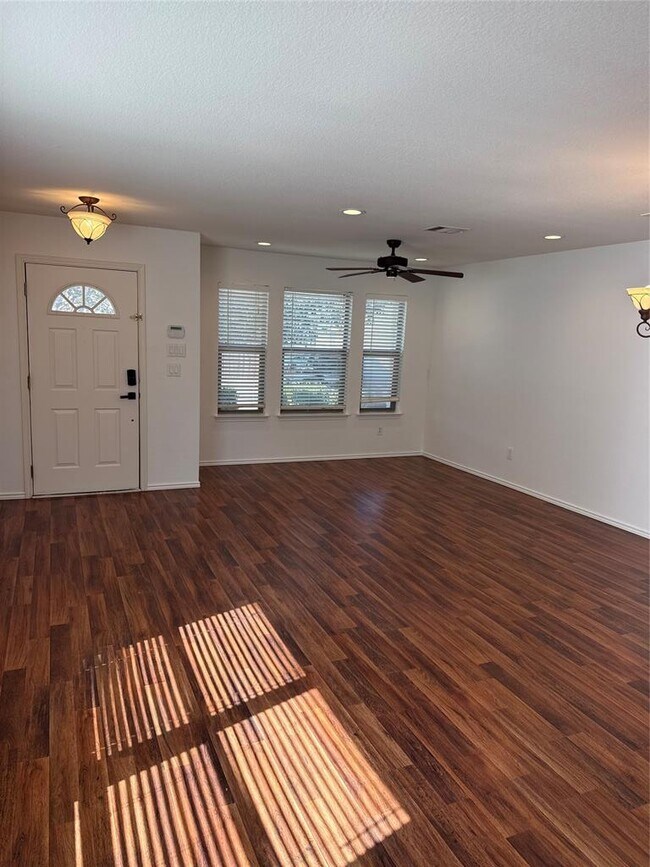 Building Photo - 2114 Cottontail Dr