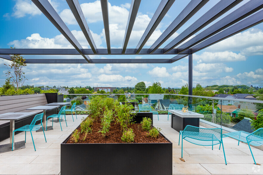 Gorgeous Rooftop Patio - Parallax