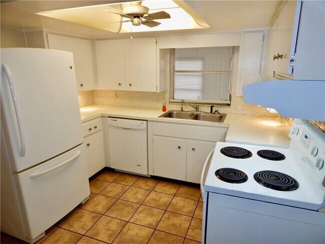 Building Photo - 5702 Moog Rd