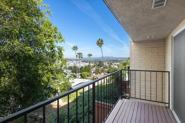 Building Photo - Escondido 2 bed 2.5 bath condo for lease