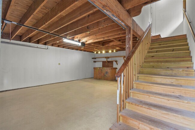 Building Photo - 950 Lamonte Ln