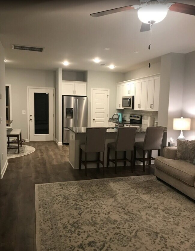 Building Photo - Available for Aug move in. Charming 2-Bedroom Retreat in Hendersonville with 2.5 Baths & Spacious...