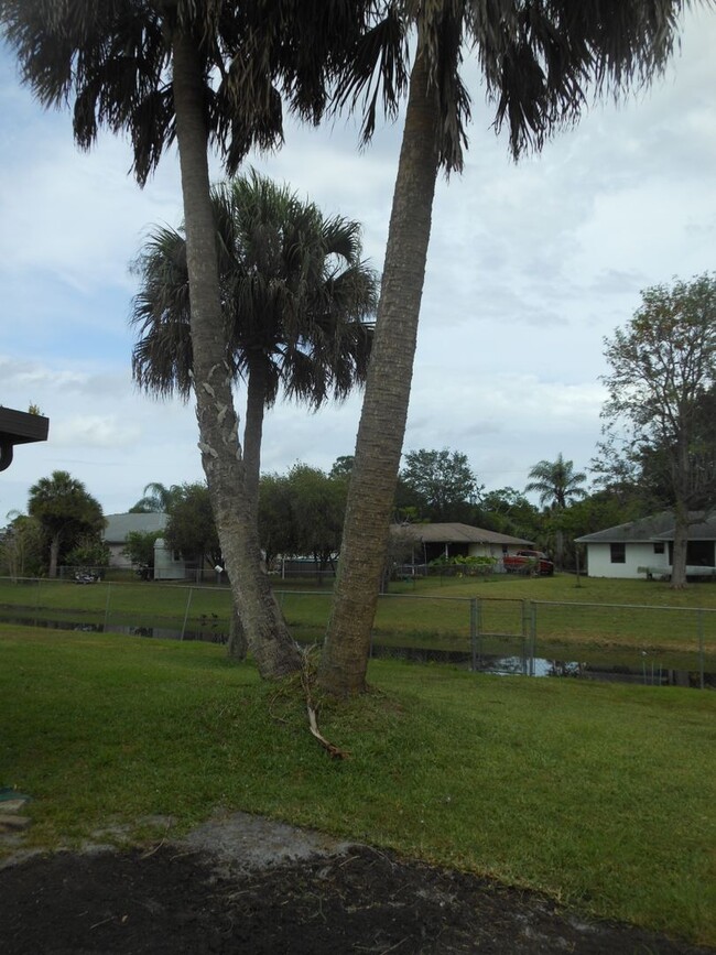 Building Photo - 3 BEDROOM, 2 BATH CANAL FRONT HOME CONVENI...