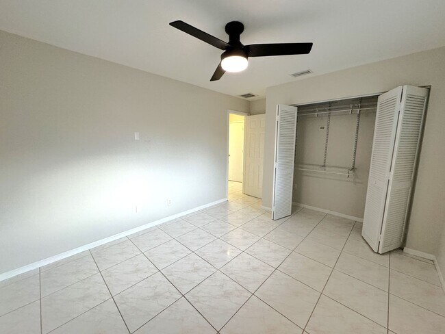Building Photo - ** NORTH NAPLES ** 3 BED / 2 BATH - FENCED YARD - NO HOA! - PET OK - ANNUAL RENTAL