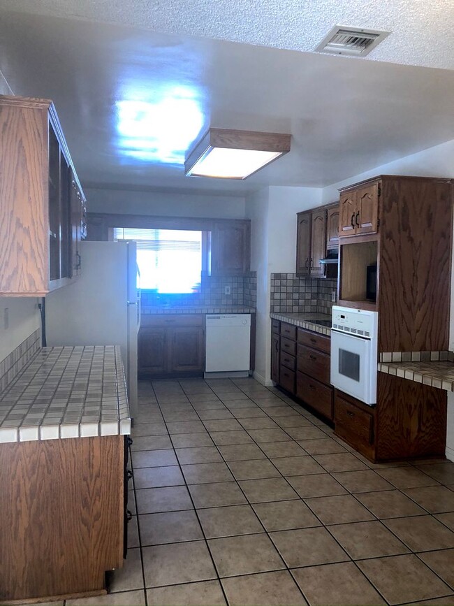 Building Photo - 5 bed 3 bath w/ POOL and Large rooms