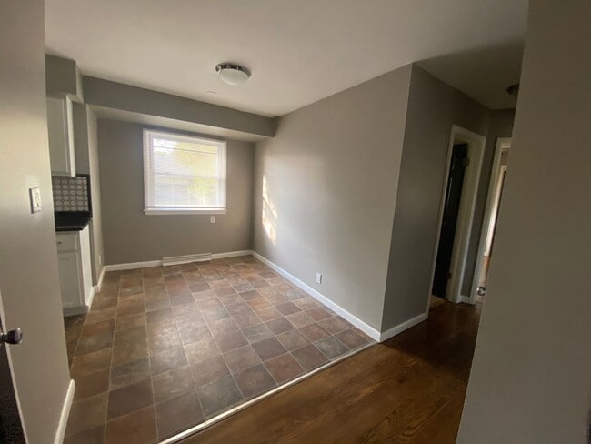 Building Photo - 3 Bedroom 2 Bath Single Family Home!  Gara...