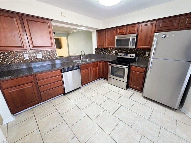 Kitchen - 662 Biltmore Dr